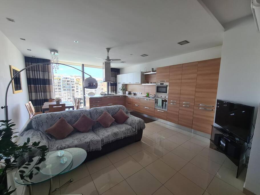 2 Bedroom Seafront Duplex Penthouse In The Heart Of Spinola Bay San Ġiljan Exterior foto